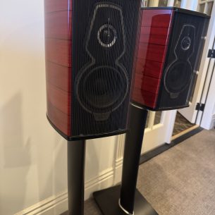 Sonus Faber Guarneri Tradition with stands